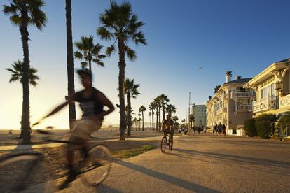 Ciclistas en el carril bici de South Bay, en Venice Beach, Los Ángeles (California).