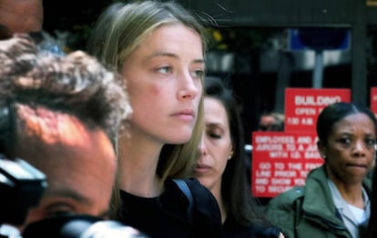 Amber Heard a la salida del la corte superior de de Los Ángeles.