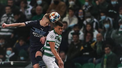 Oleksandr Zinchenko (a la izquioerda) y Matheus Nunes cabecean el balón en el partido de Champions entre Manchester City y Sporting.