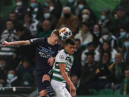 Oleksandr Zinchenko (a la izquioerda) y Matheus Nunes cabecean el balón en el partido de Champions entre Manchester City y Sporting.