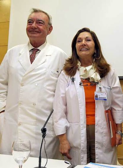 El gerente del Gregorio Marañón, Antonio Barba, y la doctora Rosa Pérez Cano, en la presentación de la intervención pionera en España.