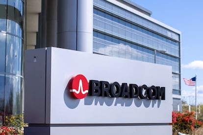 El logotipo de la empresa Broadcom, en uno de sus complejos de oficinas en Irvine (California).