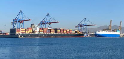Un buque portacontenedores en el Puerto de Málaga.