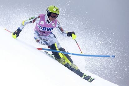 <b><p>Heliesquí en Andorra </b></p> Del 11 al 17 de marzo, las pistas de Avet y Àliga, en Grandvalira, acogerán la final de la Copa del Mundo FIS de esquí alpino. Esta temporada se inauguran una plataforma artificial de 14.000 metros cuadrados sobre el río Valira y el Màgic Gliss, un tobogán de nieve de 555 metros de bajada donde se alcanzan los 40 kilómetros por hora (los menores de ocho años deben ir con un adulto). El Grandvalira Outdoor Centre ofrece la posibilidad de practicar heliesquí en sesiones de dos, cuatro o seis subidas en helicóptero hasta las cumbres de las montañas, con descensos <i>freeride</i> por nieve virgen (desde 210 euros por persona).