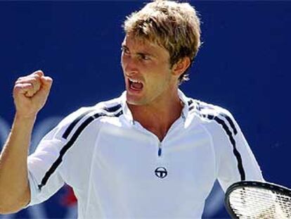 Ferrero celebra su triunfo sobre Agassi en el abierto americano.
