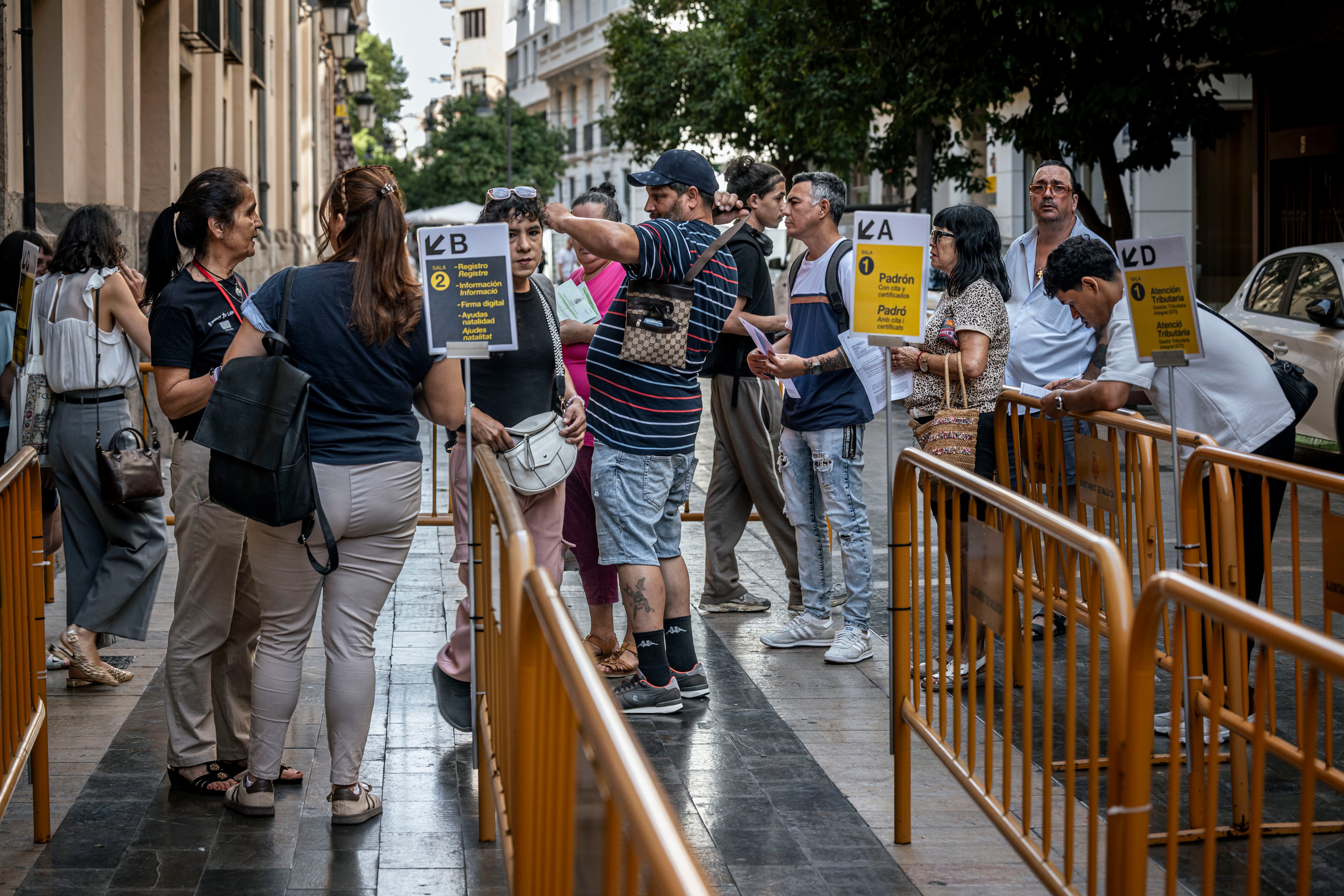 La regularización de inmigrantes registra casi 1,2 millones de solicitudes