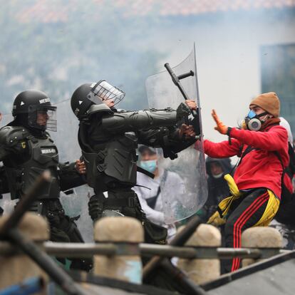 Demonstrators clash with members of security forces during a protest against the tax reform of President Ivan Duque's government in Bogota, Colombia April 28, 2021. REUTERS/Luisa Gonzalez     TPX IMAGES OF THE DAY