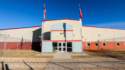 La fachada del centro de detención Bluebonnet, donde actualmente se encuentran detenidos hombres venezolanos, en Anson, Texas.