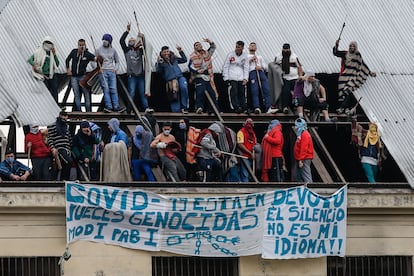 Presos de la cárcel de Villa Devoto, en Buenos Aires (Argentina), se amotinan el pasado 24 de abril para pedir protección contra el coronavirus.