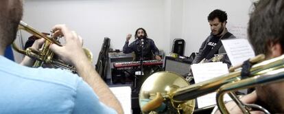 Ensayo de los músicos que tocarán esta noche canciones de The Band.