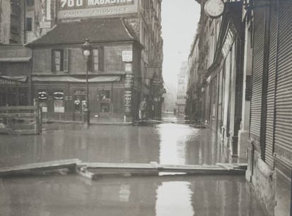 Wunderlich hizo aquí de reportero para fotografiar el París inundado en 1910.