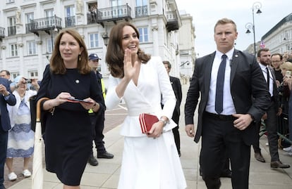 La duquesa de Cambridge saluda después de su reunión en el palacio presidencial de Varsovia. La jornada concluirá con una cena en la Embajada británica en Varsovia, desde donde mañana los duques viajarán al antiguo campo de concentración nazi de Stutthof, cerca de Gdansk.