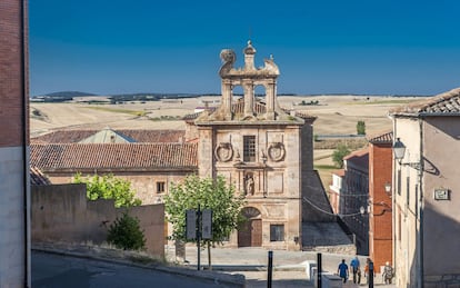 Situada en un altozano de la comarca burgalesa de Arlanza, Lerma cuenta con uno de los conjuntos arquitectónicos de estilo herreriano más destacados de España. Dentro de su casco antiguo, declarado conjunto histórico-artístico, se alza el Palacio Ducal, ocupando todo un lateral de la plaza Mayor, y <a href="https://www.parador.es/es/paradores/parador-de-lerma" target="_blank">actualmente Parador Nacional de Turismo</a>. Celebra una fiesta barroca cada primer sábado de agosto, y veladas de música barroca en la antigua Colegiata de San Pedro, que atesora dos órganos del siglo XVII. La historia del pueblo, conocido también como Villa Ducal de Lerma, está intrínsecamente ligada al Duque de Lerma. En la imagen, el monasterio De Santo Domingo.<br></br> Más información: <a href="https://lerma.burgos.es/" target="_blank">lerma.burgos.es</a>