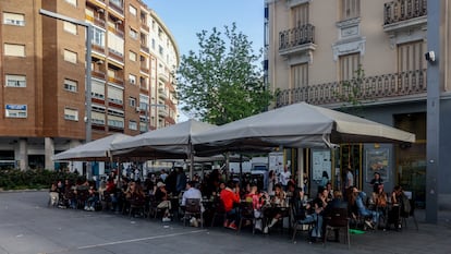 Varias personas en la terraza de un bar de Madrid (Espa?a).