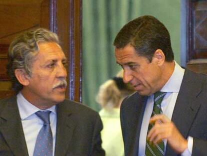 Diego López Garrido (izquierda) y Eduardo Zaplana, en el Congreso.