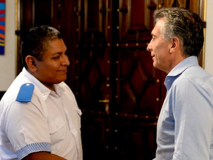El policía Luis Chocobar saluda al entonces presidente de Argentina, Mauricio Macri, el 1 de febrero de 2018.