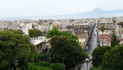 Vista de Patras (Grecia) desde la colina del castillo con el golfo de Corinto al fondo.