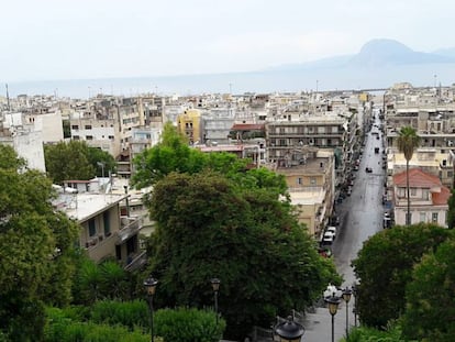 Vista de Patras (Grecia) desde la colina del castillo con el golfo de Corinto al fondo.