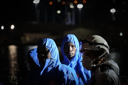 Un grupo de migrantes a su llegada al puerto de Málaga, tras su rescate el pasado 15 de abril.