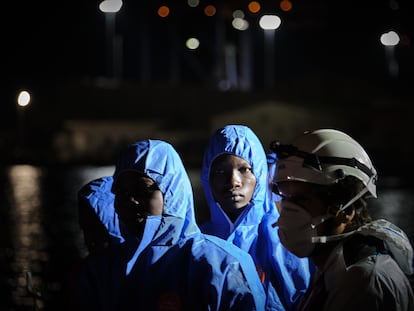 Un grupo de migrantes rescatados desembarcan en el puerto de Málaga el pasado 15 de abril.