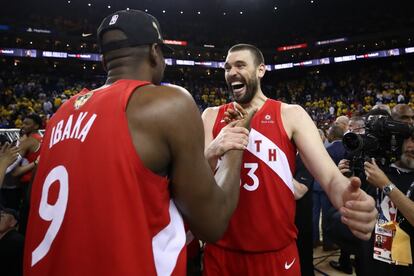 Serge Ibaka y Marc Gasol de los Toronto Raptors celebran la victoria en la final de la NBA frente a los Golden State Warriors, el 13 de junio de 2019, en Oakland, California, Estados Unidos.