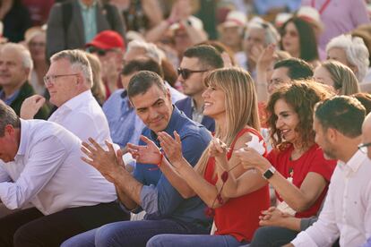 Pedro Sánchez, Begoña Gómez y María Jesús Montero, el miércoles en el mitin del PSOE en Benalmádena (Málaga).