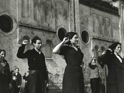 Miembros de las Juventudes Socialistas Unificadas en Gijón, en marzo de 1937.