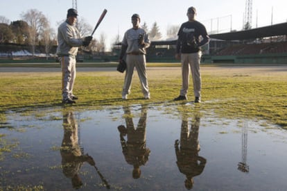 Tres jugadores de béisbol, en el complejo deportivo de La Elipa.