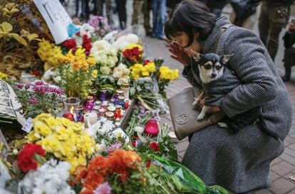 Ofrenda floral en a la Embajada de Francia en Kiev (Ucrania).