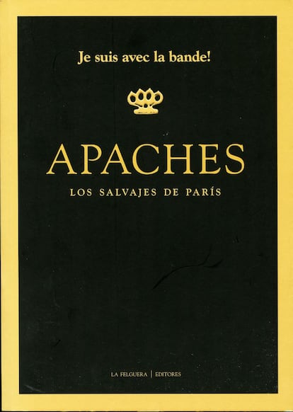 “Si vas a París, papá, cuidado con los apaches…”, advertía en la voz de Celia Gámez la letra de un charlestón con ritmo de fox-trot de 1929. ¿Qué pintaban unos salvajes indios en la ciudad de las luces a principios del siglo XX? Apaches. Los salvajes de París resuelve el enigma y nos desvela una subcultura fascinante en su extrema violencia, en sus códigos éticos de lealtad interna, en su revuelta improductiva de lumpen proletario. En una belle époque marcada por el contraste entre el espíritu bon vivant de la bohemia y la explotación social de la clase trabajadora, bandas de jóvenes vagos procedentes de los suburbios del noreste parisiense (Belleville, La Bastilla o Montmartre) sembraban el terror. Una plaga escondida en los callejones sobrevivientes a la higienización haussmaniana de la ciudad. Chusma, racaille, que copaba las portadas de los diarios, autores de su apelativo, según algunas teorías. Amenaza social que surge como construcción social y mito de los temores reales y amplificados por la prensa, de la alta burguesía y los nuevos ricos. Por AMANDA ANDRADES