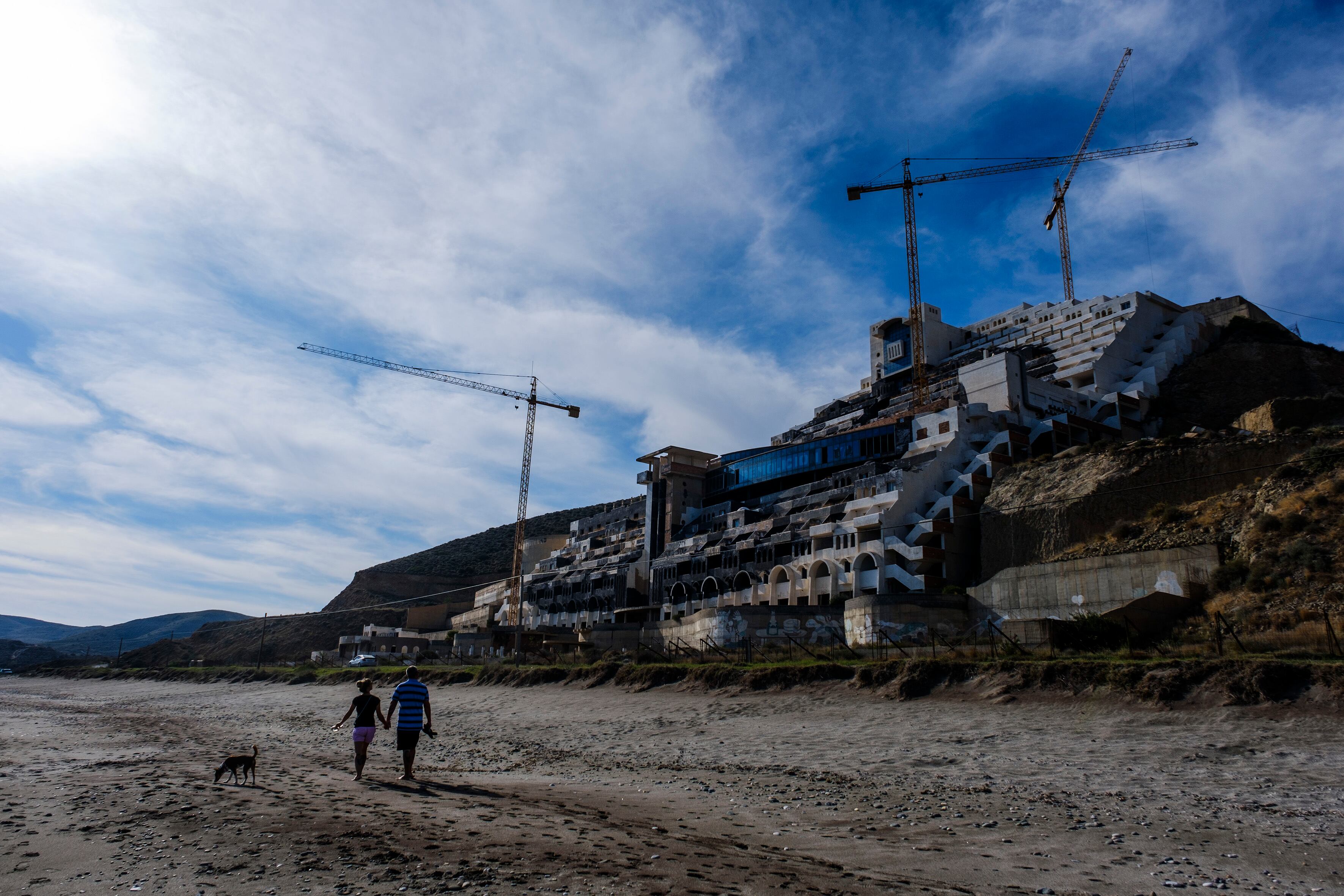 El Gobierno inicia la expropiación de parte de los terrenos de El Algarrobico para demoler el hotel