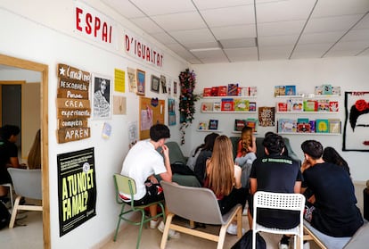 Grupo de adolescentes en un colegio.