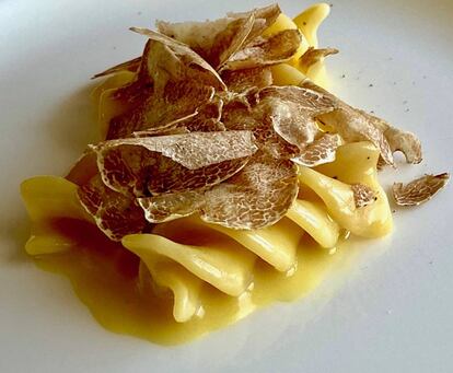 Fusilli sobre crema de patatas a la trufa blanca. Un plato del menú de Reale.