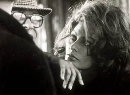 La actriz Sofía Loren y Carlo Ponti en una fotografía tomada por Tazio Secchiaroli en 1966 durante el rodaje de &#39;Arabesco&#39;.