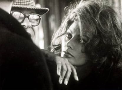 La actriz Sofía Loren y Carlo Ponti en una fotografía tomada por Tazio Secchiaroli en 1966 durante el rodaje de 'Arabesco'.