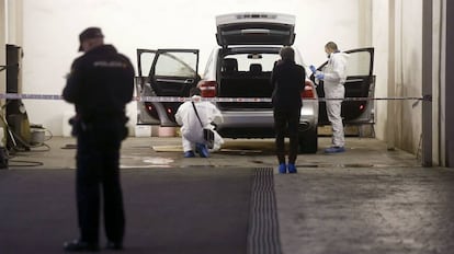 La policía científica registra el vehículo Porsche Cayenne de María del Carmen Martínez.