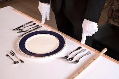 La tarea más delicada para un mayordomo, la que no consiente el menor despiste, es el servicio de mesa; algunas cenas con invitados requieren un día entero de preparativos. 