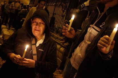 Ciudadanos egipcios rezan por los cristianos coptos fallecidos en un atentado en El Cairo. 