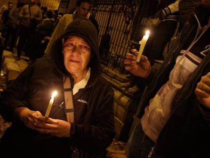 Ciudadanos egipcios rezan por los cristianos coptos fallecidos en un atentado en El Cairo. 
