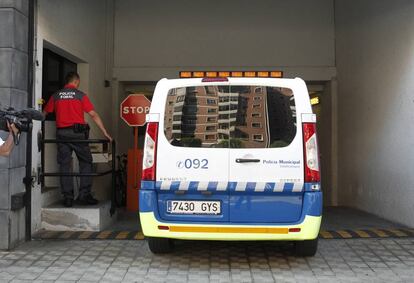 Un furg&oacute;n de la Polic&iacute;a Municipal entra al Palacio de Justicia de Navarra.