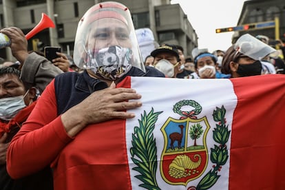 Manifestantes protestan en los exteriores del Congreso peruano después de Elecciones en Perú