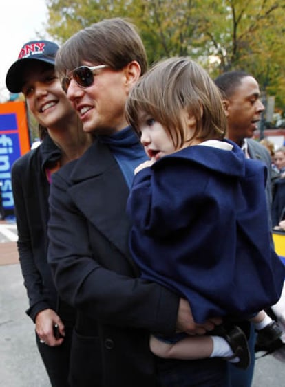 Tom Cruise recibe a su mujer, en la meta del maratón de Nueva York.