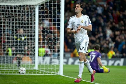 Álvaro Arbeloa celebra un gol en un partido de Champions disputado en la temporada 2013-2014. Tras pasar por el Deportivo de La Coruña y el Liverpool, el canterano volvió al Madrid en agosto de 2009.