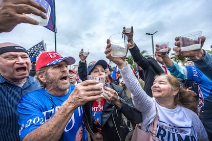 Simpatizantes de Donald Trump celebran su investidura en Miami, Florida.
