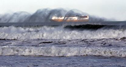 Un barco mercante se recortaba ayer en el horizonte de la playa de El Saler, ya sin la presencia de los buques varados.