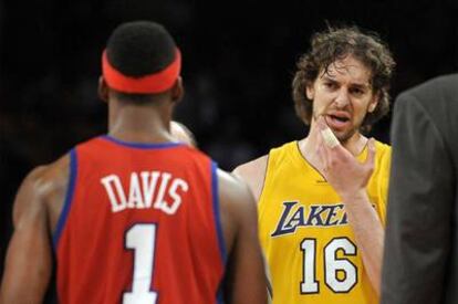 Pau Gasol, tras recibir un codazo de Baron Davis.