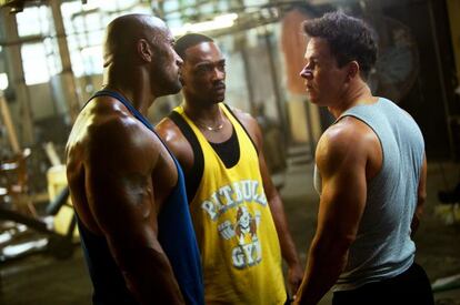 Dwayne Johnson, Anthony Mackie y Mark Wahlberg, en el filme.