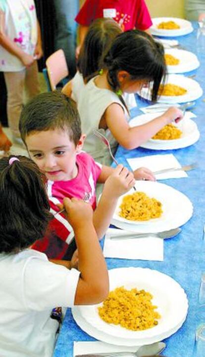 Un grupo de niños en un comedor escolar.