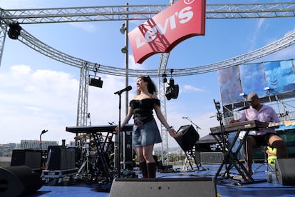 Actuación de Azuleja, una de las artistas incluidas en la programación de The Levi’s® Plaza.