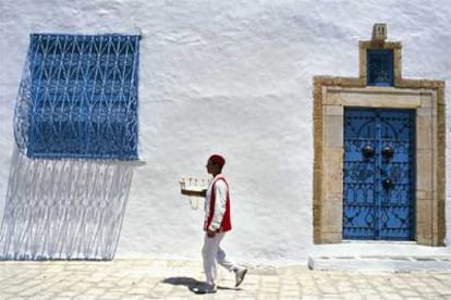 El blanco de las fachadas junto al azul de portones y ventanas marcan la imagn más típica de Sidi Bou Said (Túnez).